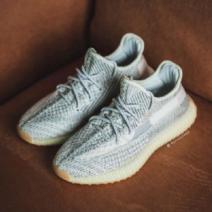 ����Yeezy 700�м����汾�����﴿ԭYeezy������Σ�