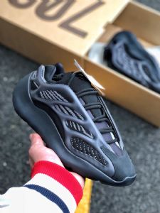Yeezy700����ɫ��Ȼ��ҹ�ⷴ�䣡AK��Ь������