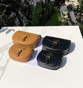 ����CDŮ���°��³���������һ������һ�ֻ�Դ