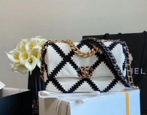 �ߵ�Ů��21�¿�����19�������Ƶ���б���